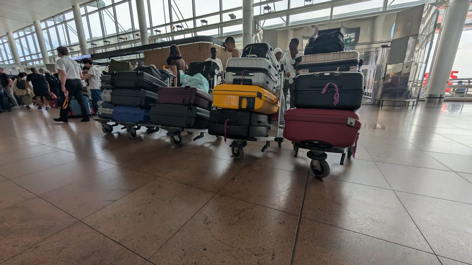 Image illustrative : Elders geweigerd, binnen het uur geholpen: de responsiviteit van CHAR-LI bij een onverwachte bagagelast